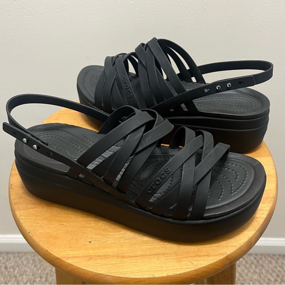 Crocs Brooklyn Strappy Low Wedge sandal women’s size 8 - Picture 2 of 8